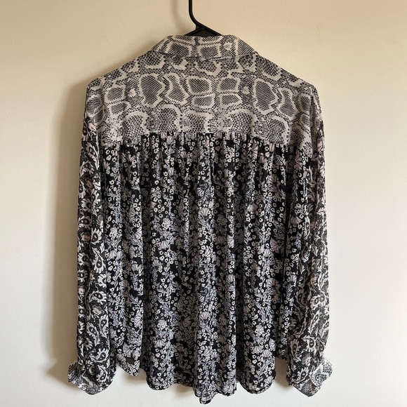 Free People Dani Boho Relaxed Fit Button Up Shirt Black/Cream Paisley size Med - Picture 3 of 14